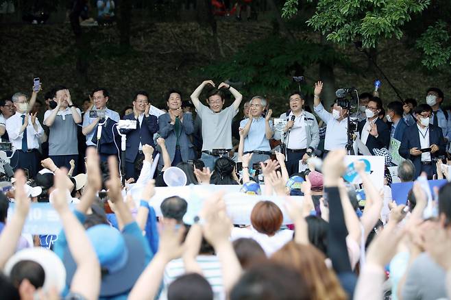 10일 오후 광주광역시 서구 5·18 기념공원에서 열린 '이재명과 위로 걸음' 행사에서 더불어민주당 이재명 상임고문이 지지자들에게 인사하고 있다. /연합뉴스