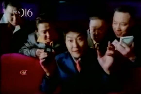 한국통신프리텔은 영화 넘버3로 뒤늦게 인기를 끈 배우 송강호를 내세워 휴대폰 매너 에피소드로 코믹 광고를 제작했다 [사진=유튜브, 광고 캡쳐]