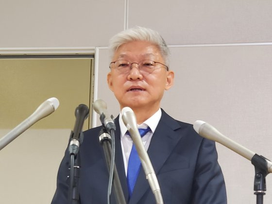 16일 일본에 입국한 윤덕민 주일본 한국대사가 도쿄 하네다공항에서 한일 취재진의 질문에 답하고 있다. 연합뉴스