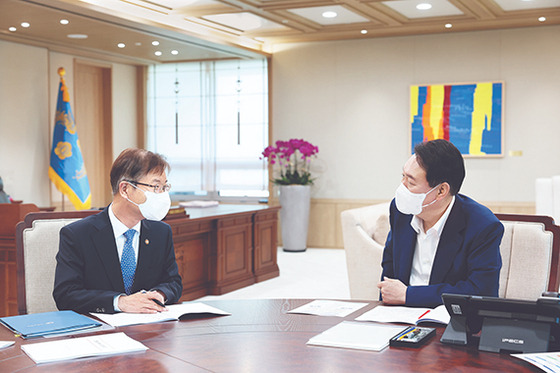 15일 윤석열 대통령(오른쪽)이 이정식 고용노동부 장관으로부터 업무보고를 받고 있다. 고용부는 노동시간 선택권을 확대하고, 11시간의 연속휴식을 보장하겠다고 밝혔다. [뉴시스]