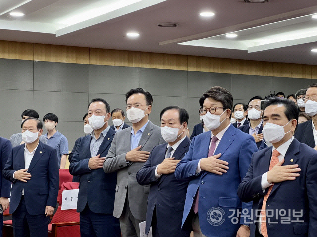 ▲ ◇국민의힘 권성동 당 대표 직무대행 겸 원내대표, 한기호 사무총장, 유상범 당 인권위원장은 15일 국회 의원회관에서 탈북선원 강제북송 사건을 주제로 한 토론회에 참석했다.