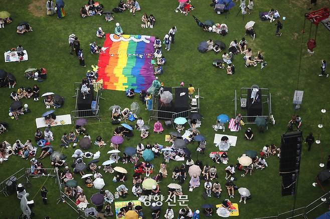 코로나19로 인해 3년만에 열린 서울퀴어문화 축제에 참여한 시민들이 16일 부스 활동과 개막식 등의 축제를 즐기고 있다. /한수빈 기자