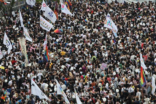 코로나19로 인해 3년 만에 서울 중구 서울광장에서 열린 서울퀴어문화 축제에 시민들이 가득하다. /한수빈 기자