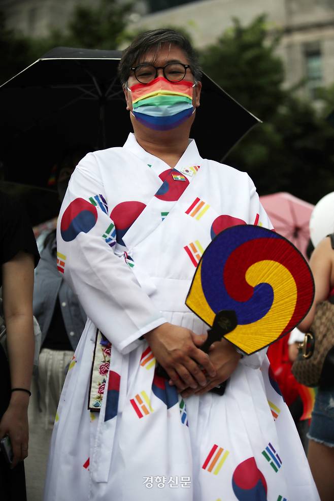 코로나19로 인해 3년만에 열린 서울퀴어문화 축제에 참여한  한 시민이 16일 다양한 색의 태극기로 꾸며진 한복을 입고 있다. /한수빈 기자