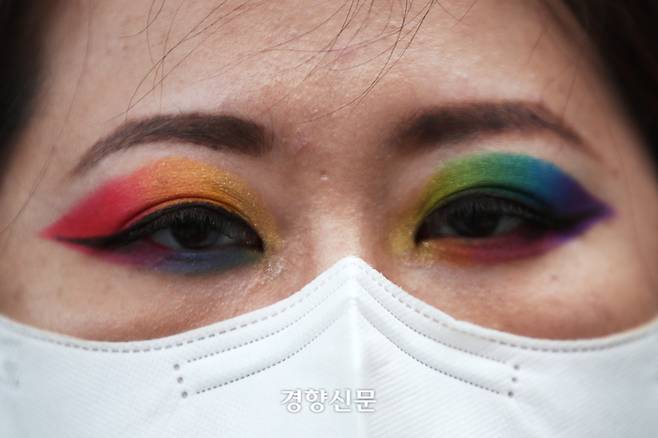 코로나19로 인해 3년만에 서울 중구 서울광장에서 16일 열린 서울퀴어문화 축제에 참여한 한 시민의 눈이 무지갯빛으로 화장돼 있다. /한수빈 기자