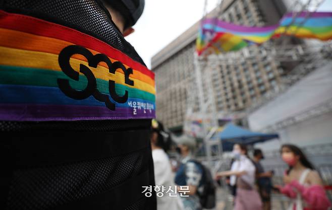 코로나19로 인해 3년만에 열린 서울퀴어문화 축제에 참여한 시민들이 16일 부스 참여 등 활동을 하며 축제를 즐기고 있다. /한수빈 기자
