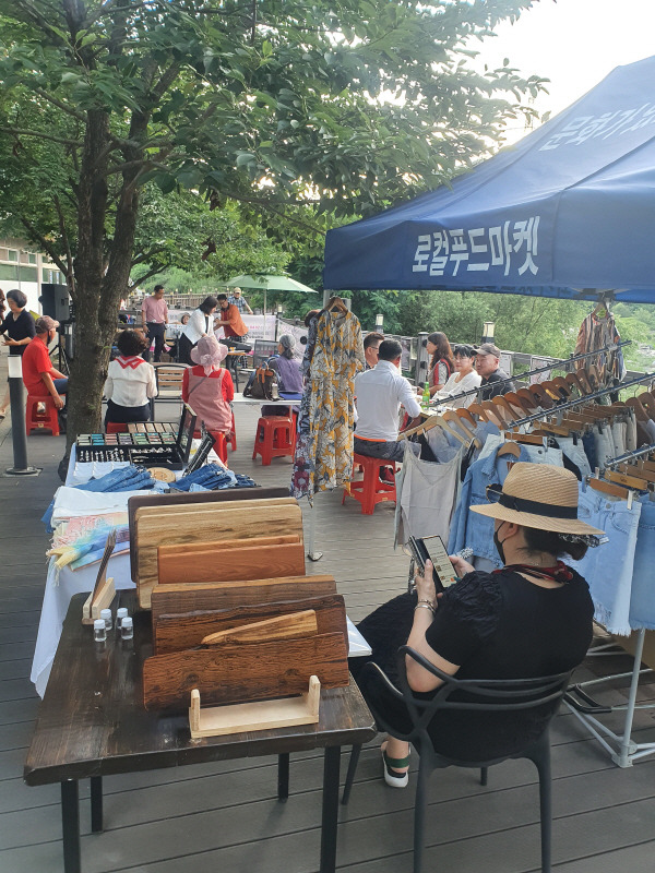 이날 시낭송회는 예술촌 작가 등이 내놓은 로컬푸드마켓도 함께 열려 시민들의 시선을 사로잡았다. 박동필 기자