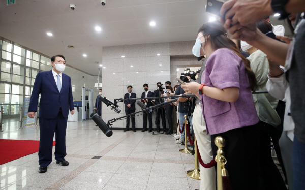 윤석열 대통령이 15일 오전 서울 용산 대통령실 청사로 출근, 기자들과 질의응답을 하고 있다. [사진 = 대통령실통신사진기자단]