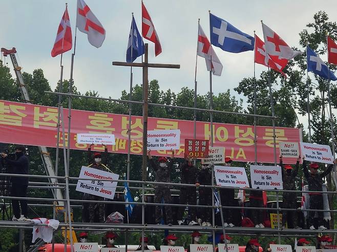 16일 오후 서울광장에서 3년 만에 퀴어문화축제가 열리면서 이에 반대하는 보수 기독교 단체들도 동성애·동성혼 반대의 목소리를 내는 맞불집회를 진행했다. /사진= 하수민 기자