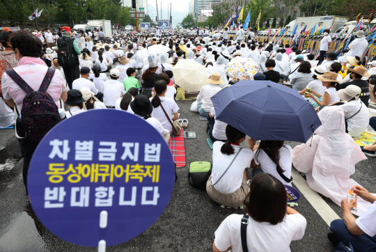 16일 서울시청 앞 서울광장에서 서울퀴어문화축제가 열린 가운데 인근 도로에서 이에 반대하는 집회가 열리고 있다. 연합뉴스