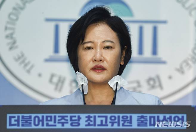 [서울=뉴시스] 전진환 기자 = 이수진 더불어민주당 의원이 14일 서울 여의도 국회 소통관에서 최고위원 출마 선언 기자회견을 하고 있다. (공동취재사진) 2022.07.14. photo@newsis.com