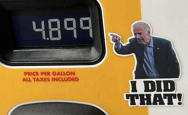 '물가? 내가 올렸어!' 라고 바이든이 말하는 것처럼 보이게 만든 스티커. 미국 주유소, 슈퍼마켓 등 곳곳에서 발견된다. (게티이미지)