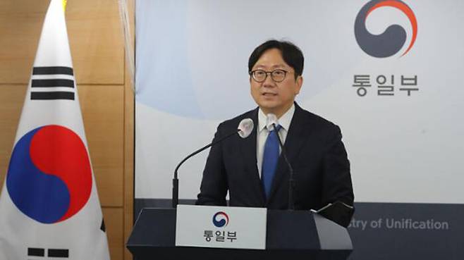 북한 어민 북송은 잘못이라고 발표하는 통일부 조중훈 대변인