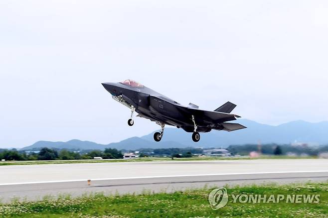 한미 공군, F-35A 연합비행훈련 최초 실시 (서울=연합뉴스) 한미 공군이 지난 11일부터 14일까지 한미 연합 작전 수행능력 향상을 위해 F-35A 연합비행훈련을 최초로 실시했다고 밝혔다. 사진은 청주 공군기지 활주로에서 이륙하는 한국 F-35A. 2022.7.14 [공군 제공. 재판매 및 DB 금지] photo@yna.co.kr