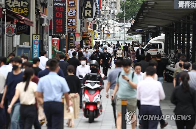 붐비는 서울 종로 식당가 2022년 7월 12일 서울 종로구의 한 식당가 모습 [연합뉴스 자료사진]