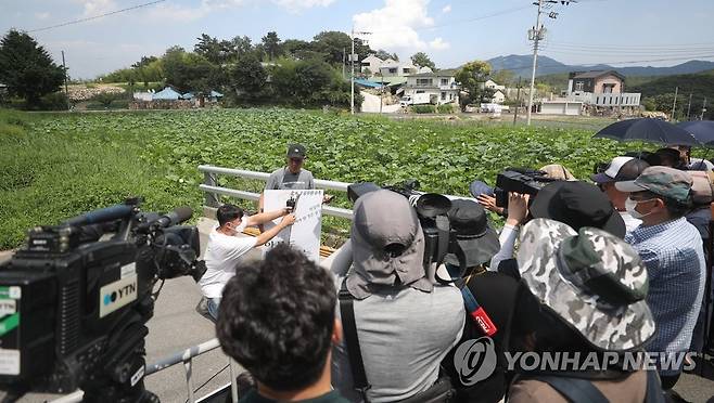 문 전 대통령 사저 앞 1인 시위 (양산=연합뉴스) 김동민 기자 = 서해상에서 북한군에 피살된 해양수산부 공무원 고 이대준 씨의 친형 이래진 씨가 16일 오후 경남 양산시 하북면 평산마을에서 1인 시위를 하고 있다.     
    이 씨는 문재인 전 대통령 사저와 200여ｍ 떨어진 곳에서 시위했다. 2022.7.16 image@yna.co.kr