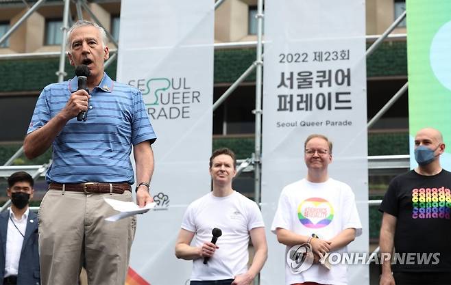 발언하는 주한 미국대사 (서울=연합뉴스) 이지은 기자 = 필립 골드버그 주한 미국대사가 16일 오후 서울광장에서 열린 서울퀴어문화축제에서 발언하고 있다. 이날 행사에는 유럽연합(EU), 네덜란드, 뉴질랜드, 노르웨이, 덴마크, 독일, 스웨덴, 아일랜드, 영국, 캐나다, 핀란드, 호주 주한대사도 참석해 응원의 메시지를 남겼다. 2022.7.16 jieunlee@yna.co.kr