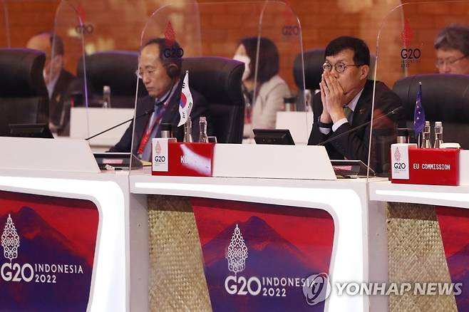 G20 재무장관 회의 참석한 이창용 총재·추경호 장관 (누사두아 AP=연합뉴스) 이창용 한국은행 총재(오른쪽)와 추경호 경제부총리 겸 기획재정부장관이 15일(현지시간) 인도네시아 발리 누사두아에서 열린 주요 20개국(G20) 재무장관 회의에 참석하고 있다. 이번 회의는 16일까지 이틀 동안 열린다. 2022.7.15 alo95@yna.co.kr