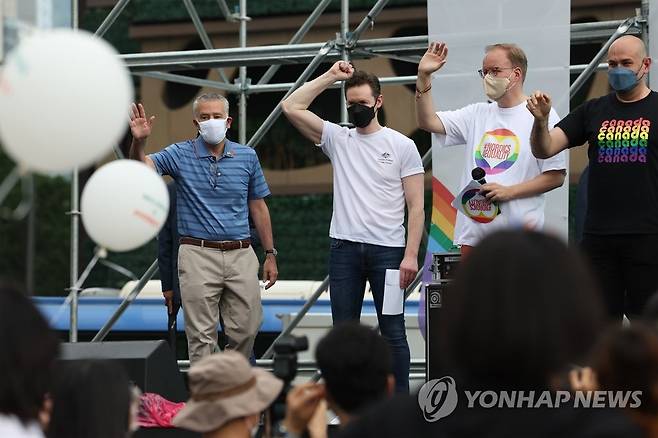 서울퀴어문화축제 참석한 주한 대사들 (서울=연합뉴스) 이지은 기자 = 필립 골드버그 주한 미국대사(왼쪽)가 16일 오후 서울광장에서 열린 서울퀴어문화축제에서 유럽연합(EU), 네덜란드, 뉴질랜드, 노르웨이, 덴마크, 독일, 스웨덴, 아일랜드, 영국, 캐나다, 핀란드, 호주 주한대사 등과 함께 무대에 올라 손을 흔들고 있다. 2022.7.16 jieunlee@yna.co.kr