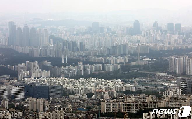 남한산성에서 바라본 서울 아파트 단지 모습. © News1 송원영 기자