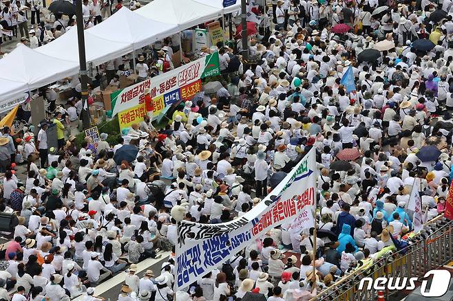 16일 서울 중구 서울시의회 인근에서 동성애 퀴어축제 반대 국민대회가 열리고 있다. 2022.7.16/뉴스1 © News1 조태형 기자