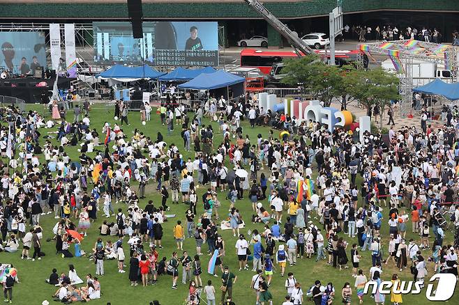 16일 서울광장에서 열린 서울퀴어문화축제를 찾은 시민들이 다양한 부대행사를 즐기고 있다. 2022.7.16/뉴스1 © News1 조태형 기자