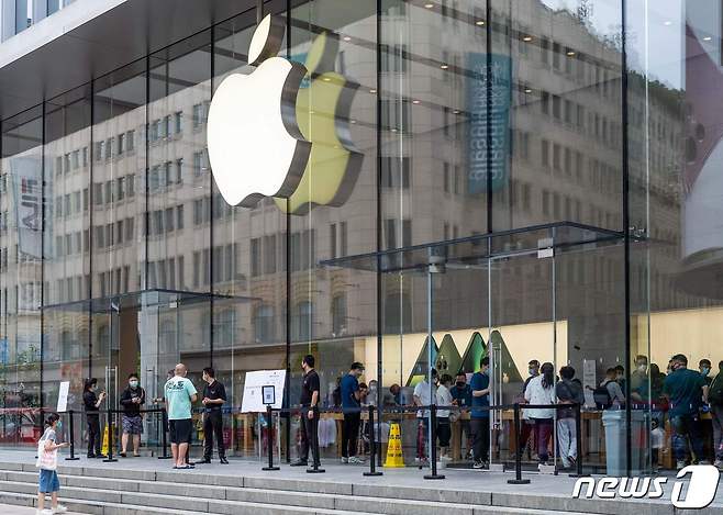 코로나19 재봉쇄령이 내려진 중국 상하이의 애플 스토어에 방문객이 북적이고 있다. © AFP=뉴스1 © News1 우동명 기자