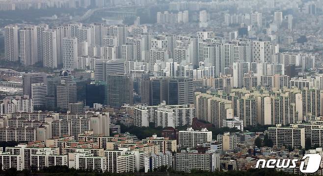 남한산성에서 바라본 서울 아파트 단지 모습. 2022.7.14/뉴스1 © News1 송원영 기자