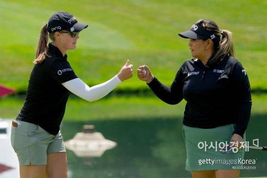 제니퍼 컵초(왼쪽)와 리젯 살라스가 ‘2인 1조 팀 경기’ DGLBI 최종일 5번홀에서 버디를 낚는 뒤 기뻐하고 있다. 미들랜드(미국)=Getty images/멀티비츠