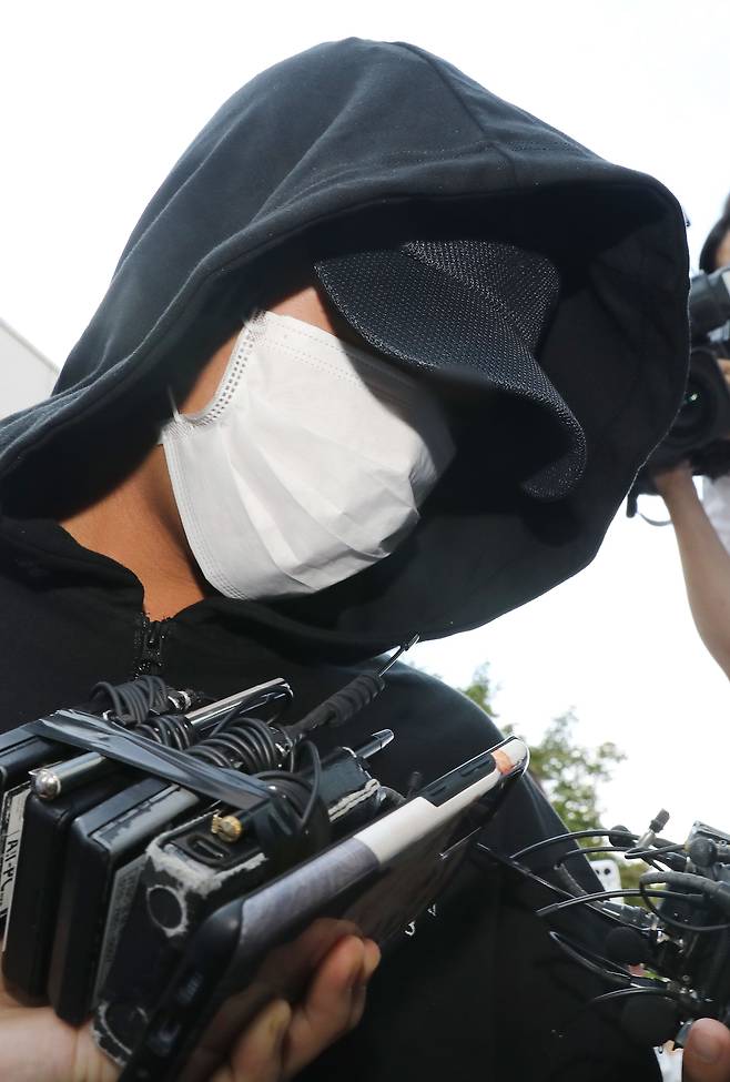 인하대 캠퍼스 안에서 동급생을 성폭행하다 추락해 숨지게 한 20대 남성 A씨가 17일 오후 구속 전 피의자 심문(영장실질심사)을 마치고 인천시 미추홀구 인천지방법원을 나서고 있다./뉴스1