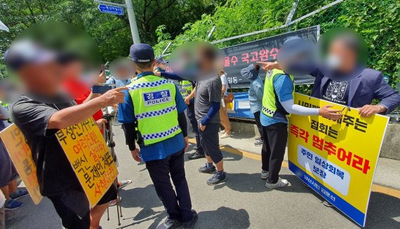 17일 오전 경남 양산 평산마을 문재인 전 대통령 사저 앞 도로에서 집회 참가자들 사이 고성이 오가며 서로 삿대질을 하고 있다. 경찰은 이들을 저지해 물리적 충돌을 막았다. 사진=정용부 기자