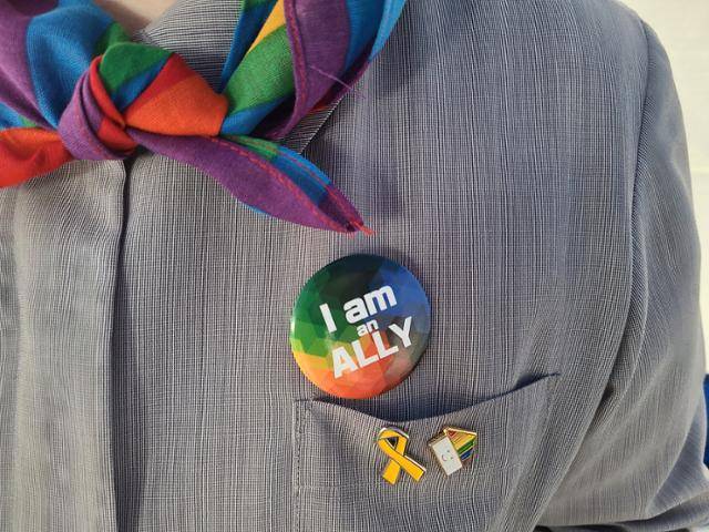 성가소비녀회의 조진선 소피아(59) 수녀는 가슴에 성소수자와 연대한다는 의미의 배지를 달고 16일 서울광장으로 나왔다. 오랫동안 성소수자들의 신앙생활을 도왔던 조 수녀는 "주교님들이 약자와 직접 만나보시면 길을 찾을 것이다. 주교들이 예수님처럼 길 위에 있는 사람들을 직접 만나야 한다. 지금은 안 만나셔서 그렇다"고 강조했다. 김민호 기자