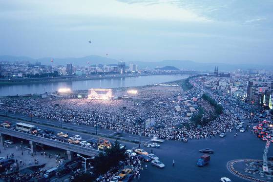 1997년 7월 15일 울산 광역시 승격을 축하하는 음악회 등 전야제가 전날 태화강변에서 열렸다. [사진 울산시]