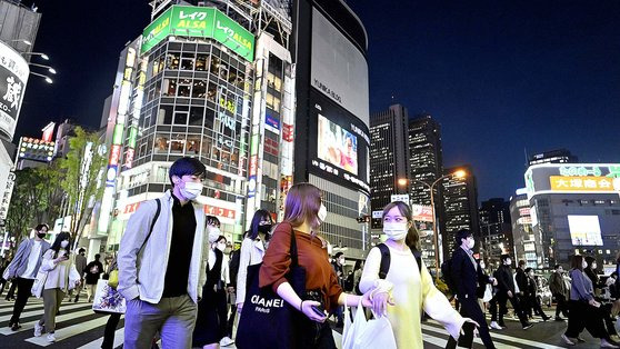 지난 4월 23일 도쿄 번화가 신바시(新橋) 주변이 행인들로 붐비고 있다. 연합뉴스