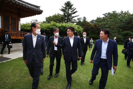 한덕수 국무총리와 국민의힘 권성동 당대표 직무대행 겸 원내대표가 17일 서울 삼청동 총리공관에서 열린 제2차 고위당정협의회에 참석하기 위해 이동하고 있다. 국회사진기자단