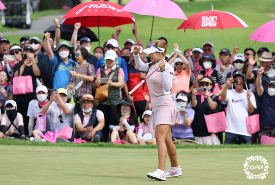 Yoon Ina reacts after sinking her birdie putt to win the Evercollagen Queens Crown 2022 at Lakewood Country Club in Yangju, Gyeonggi, on Sunday. [KLPGA]