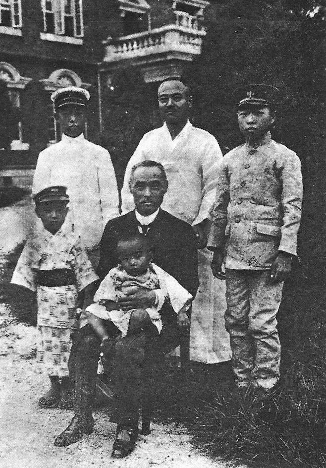 경술국치 이후 작위를 얻은 이완용(앉은 인물). 아들, 손자들과 자신의 저택에서 찍은 사진. 이재명에 습격을 당한 후 후유증에 시달리다 사망했다고 전해진다.