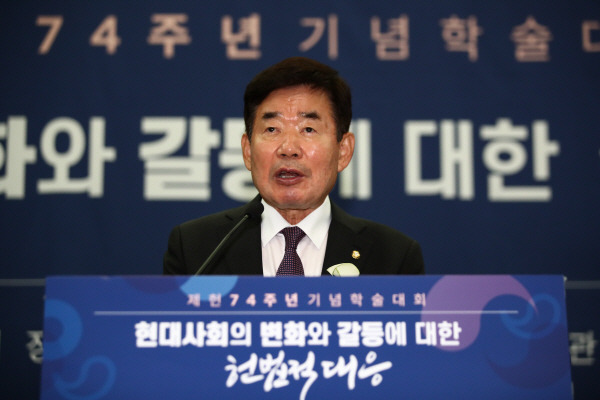 김진표 국회의장이 지난 12일 오후 국회 의원회관에서 열린 `제헌74주년 기념 학술대회`에서 인사말을 하고 있다. [사진 출처 = 국회사진기자단, 연합뉴스]