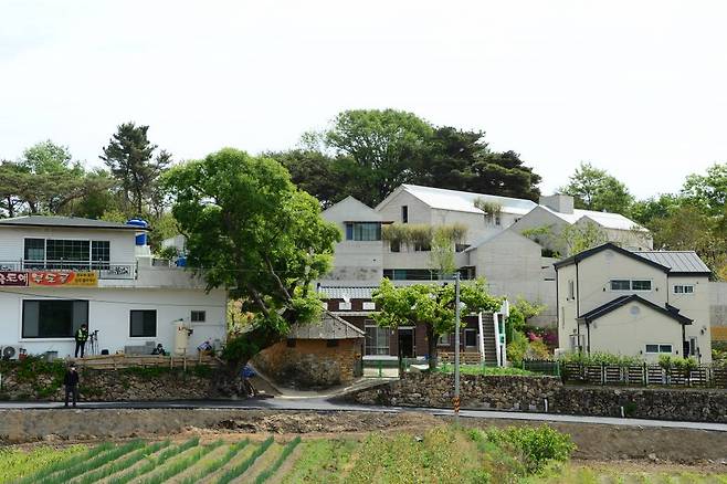 [양산=뉴시스] 차용현 기자 = 15일 오전 경남 양산시 하북면 평산마을 문재인 전 대통령 사저에 쳐졌던 가림막이 설치 하루만에 치워져 있다. 2022.05.15.