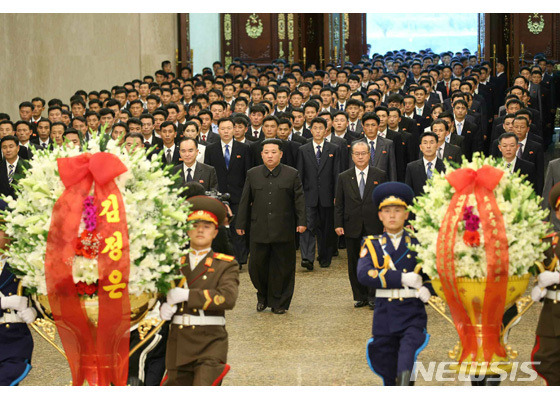 [서울=뉴시스]8일 북한 조선노동당 기관지 노동신문은 김정은 당 총비서 겸 국무위원장이 김일성 28주기 즈음해 당 각급 당위원회 조직부 당생활지도 부문 일꾼 특별강습회 참가자들과 금수산태양궁전을 참배했다고 보도했다. (사진=노동신문 홈페이지 갈무리) 2022.07.08.