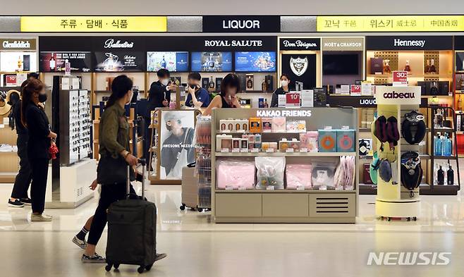 [서울=뉴시스] 조성우 기자 =  서울 강서구 김포국제공항 국제선 탑승장에서 승객들이 면세구역을 이용하고 있다. (공동취재사진) 2022.06.29. photo@newsis.com