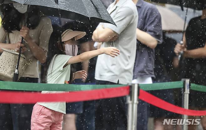 [서울=뉴시스] 김근수 기자 = 국내 신종 코로나19 신규확진자 수가 0시 기준 4만 342명으로 일요일 기준 12주 만에 최다치를 기록한  17일 오전 서울 강남구보건소 선별진료소에서 한 어린이가 코로나19 검사를 대기하고 있다. 2022.07.17. ks@newsis.com