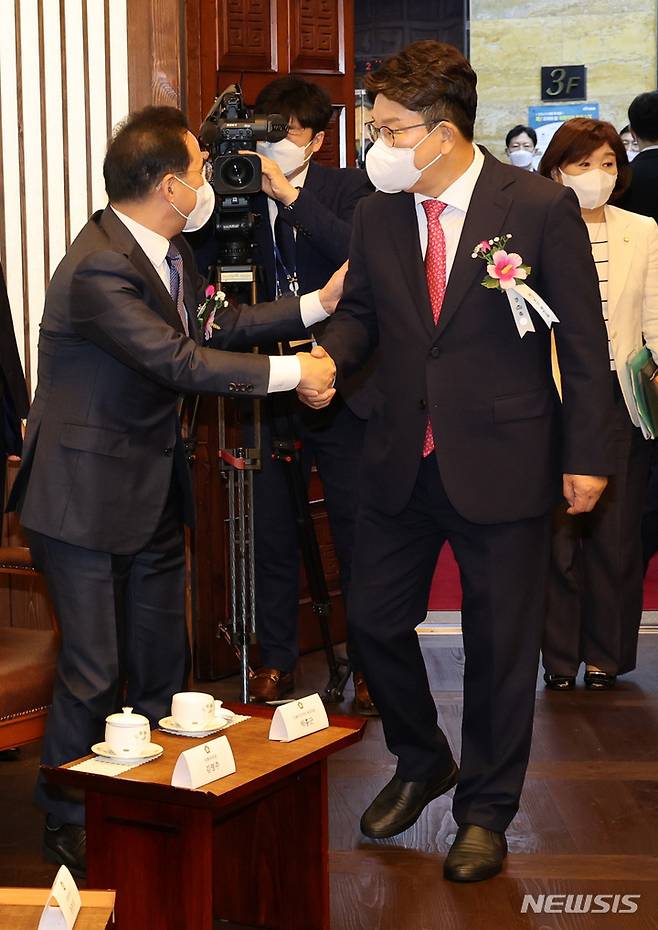 [서울=뉴시스] 김선웅 기자 = 국민의힘 권성동 원내대표(오른쪽)와 더불어민주당 박홍근 원내대표가 제헌절인 17일 서울 여의도 국회 의장 접견실에서 경축행사 사전환담에 참석하며 인사하고 있다. (공동취재사진) 2022.07.17. photo@newsis.com