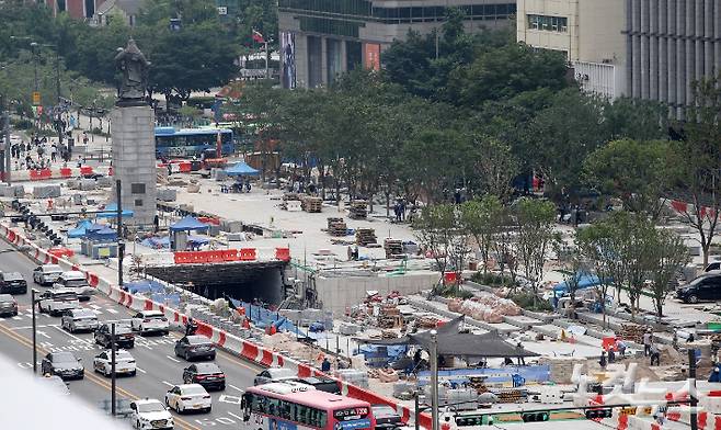 지난 7일 서울 종로구 광화문광장에서 작업자들이 재개장을 앞두고 막바지 공사를 하고 있다. 박종민 기자