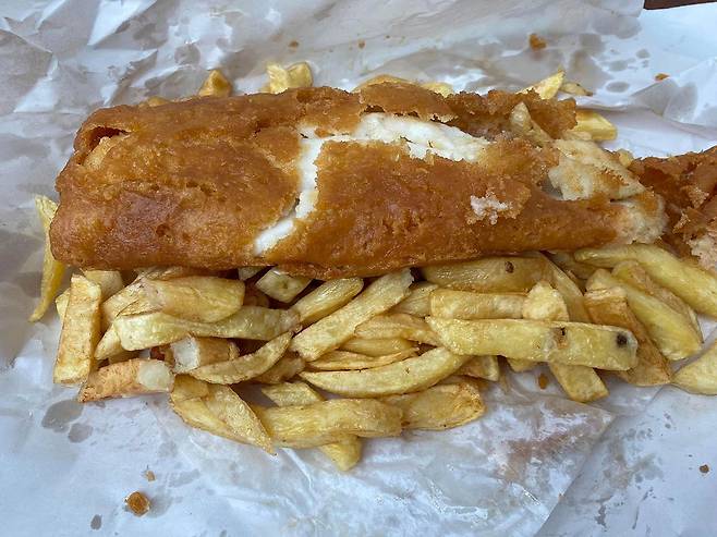 피시앤칩스는 흰살생선 튀김에 감자튀김을 곁들여 내놓는 음식이다. 재료로 사용하는 생선은 주로 대구 종류다. ⓒ최은주 제공