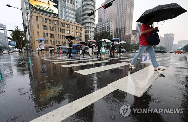 비 내리는 광화문광장 네거리 지난 7월 11일 오후 서울 종로구 광화문광장 네거리에 비가 쏟아지고 있다. [연합뉴스 자료사진]