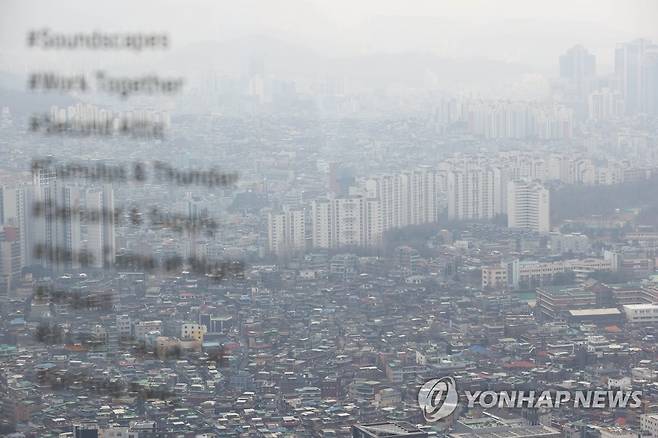 서울의 고층 건물에서 내려다 본 아파트 등 공동주택 밀집 지역 모습  [연합뉴스 자료사진]