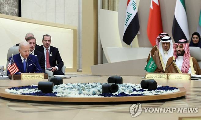 걸프국 정상회의 참석하는 바이든 (제다 로이터=연합뉴스) 사우디아라비아를 방문한 조 바이든 미국 대통령이 16일(현지시간) 무함마드 빈 살만 사우디 왕세자와 함께 홍해 연안 제다에서 열린  '걸프협력회의(GCC)+3 정상회의'에 참석하고 있다.2022.7.17 jsmoon@yna.co.kr