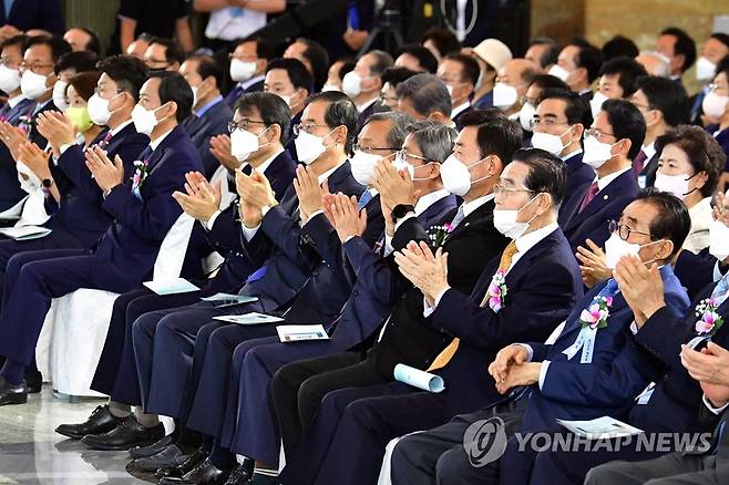 제74주년 제헌절 경축식 (서울=연합뉴스) 백승렬 기자 = 김진표 국회의장과 한덕수 국무총리 등 참석자들이 17일 서울 여의도 국회에서 열린 제74주년 제헌절 경축식에서 박수를 치고 있다. 2022.7.17 [국회사진기자단] srbaek@yna.co.kr