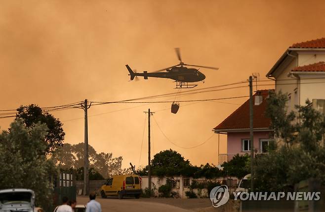 포르투갈 산불 진화 시도하는 소방헬기 [로이터 연합뉴스자료사진. 재판매 및 DB 금지]